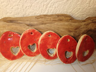 5 rote Keramik-Eier