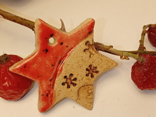 Keramik Stern in rot mit Fl&ouml;ckchen